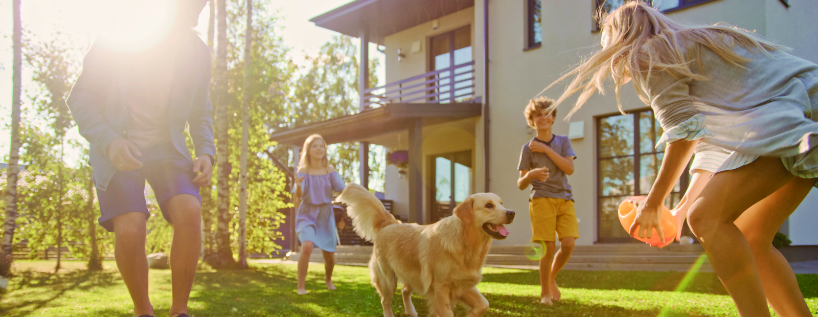 Famille dans le jardin d'une grande maison