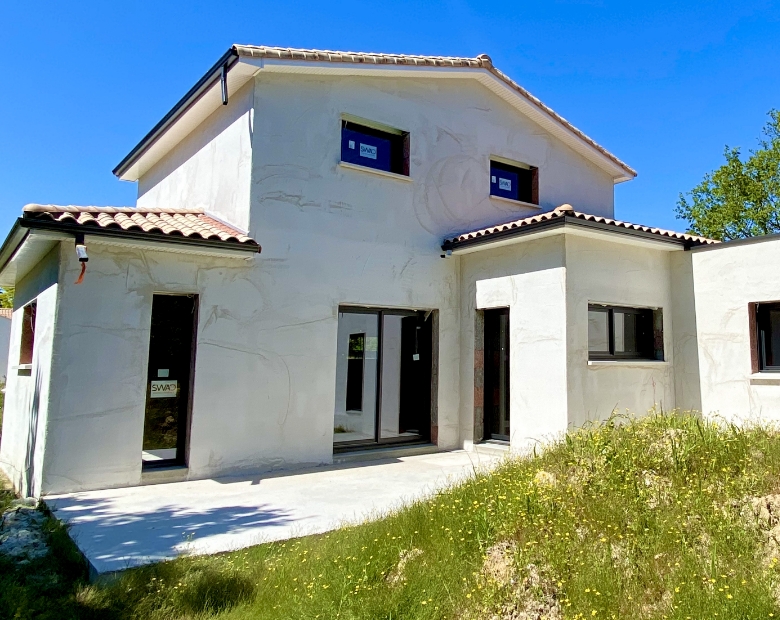 Maison à étages bord de mer